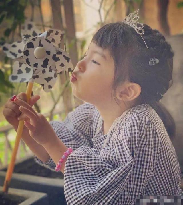 贾静雯为小女儿庆生,4岁波妞戴皇冠似公主,3个女儿一个比一个美