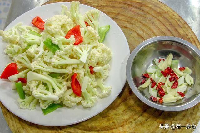 花菜怎样做最好吃,厨师长不焯水不过油,直接下锅爆炒,很想吃