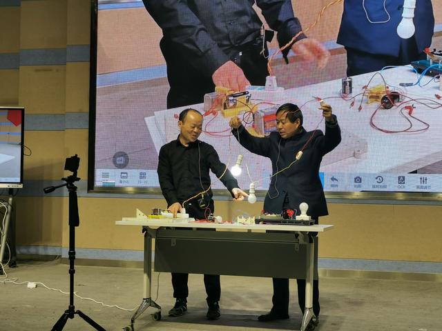 这场科学晚会上,老师轮番登台上演精彩“物理秀”