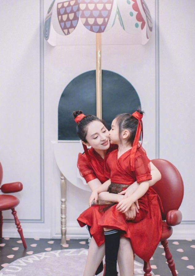 董璇晒5岁女儿写真,白色公主裙配精致波浪卷超萌,被指神似爸爸