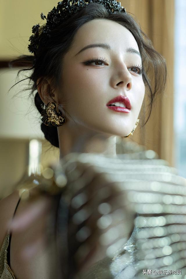 迪丽热巴 翘臀细腰 性感又不失端庄 鎏金神女气质让人倾倒