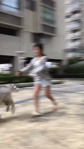 晚自习突然断电,趁机我亲了班花一下,谁料她低声告诉我一个秘密