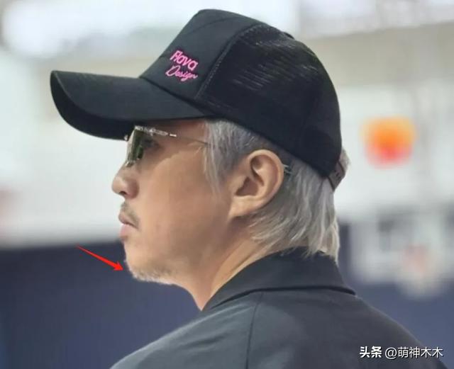 45岁邓超看儿子打球被偶遇,胡子花白显沧桑,知情人曝白发原因
