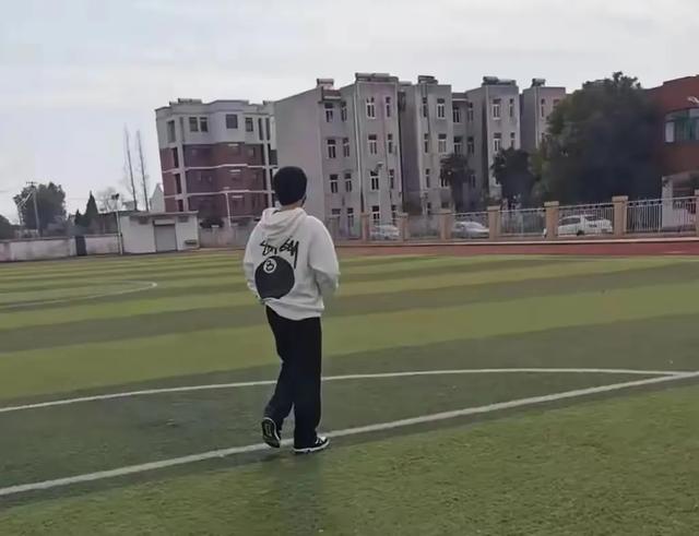 杨洋开法拉利回农村老家过年村头偷偷看打篮球超惬意