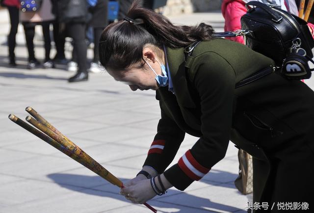 实拍：清明假期寺院上香礼佛10张图