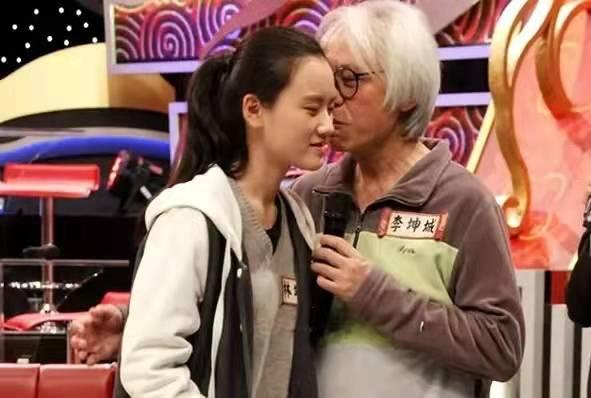 爷孙恋现状:两人已经住在一起,余生相依为命,正在考虑要孩子