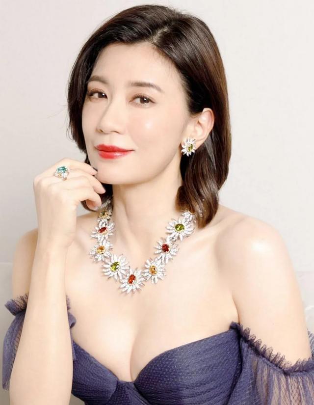 贾静雯靓丽美图大秀事业线!肤白貌美大长腿性感撩人