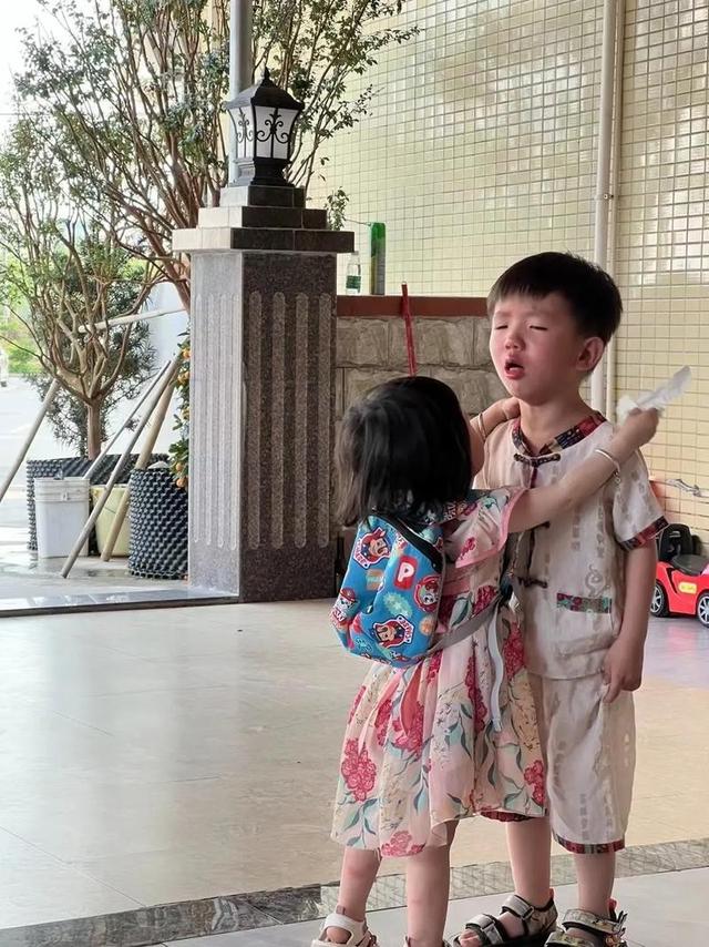 4岁千万网红摆拍被哥哥绊倒摔哭?母亲:我可以比现在多挣10倍!