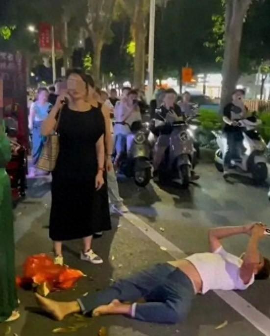 8斤称出18斤,摊贩倒地碰瓷!官方连发通报:没收!罚款!“鬼秤”难禁难在哪?