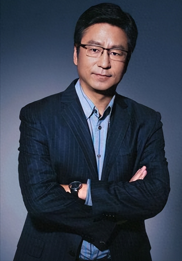 事实证明,“跌落神坛”的白岩松,已经走上了另一条大道