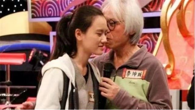 9年过去,因“爷孙恋”走红的林靖恩,已失去纯真笑容,一脸疲惫