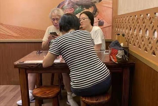 爷孙恋现状:两人已经住在一起,余生相依为命,正在考虑要孩子