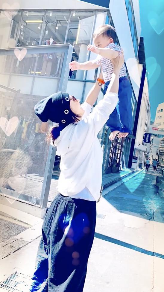 张柏芝晒视频表演魔术,颜值令人折服,手太吓人