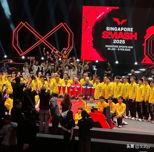 国乒凯旋回京:王楚钦大包小包,莎莎佳佳被围拍,曼昱陈幸同聊天