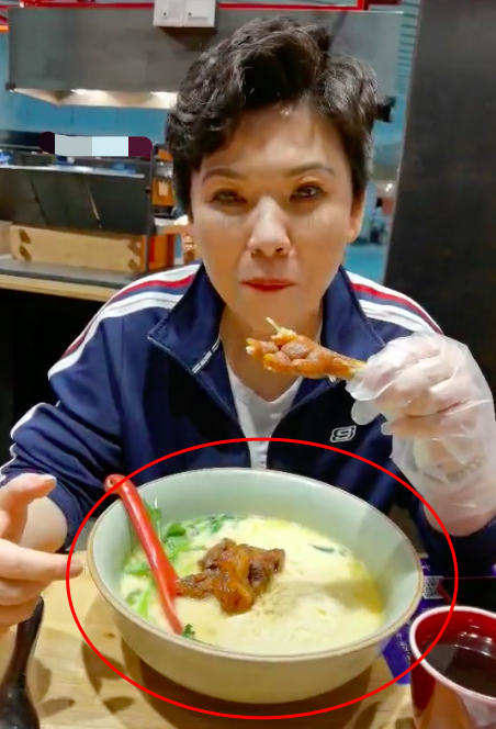 世界冠军邓亚萍晚餐吃太多,吃饭的碗比盆还大,网友:够我吃两天
