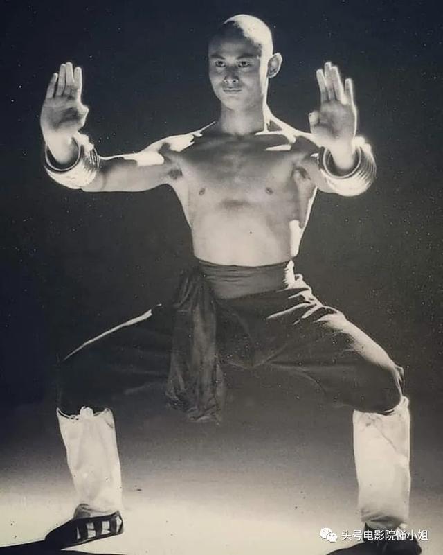 刘家辉中风10年露面,轮椅代步,败给成龙的《醉拳3》令人叹息
