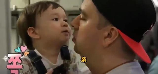 本特利和威廉之父,儿子喂马桶水给他,他将巧克力做成便便喂儿子
