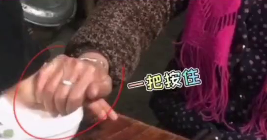 男子故意喊媳妇洗碗被奶奶数落 网友:洗碗三代单传,现在传给你