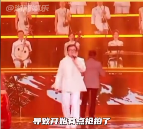 大湾区这夜,70岁成龙唱歌抢拍真尴尬,樊振东忘关麦乱说话丢大人