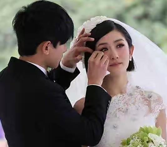 张杰紧抱谢娜庆生,曾被问和谢娜在一起的目的他袒露真言,如今一家五口好幸福