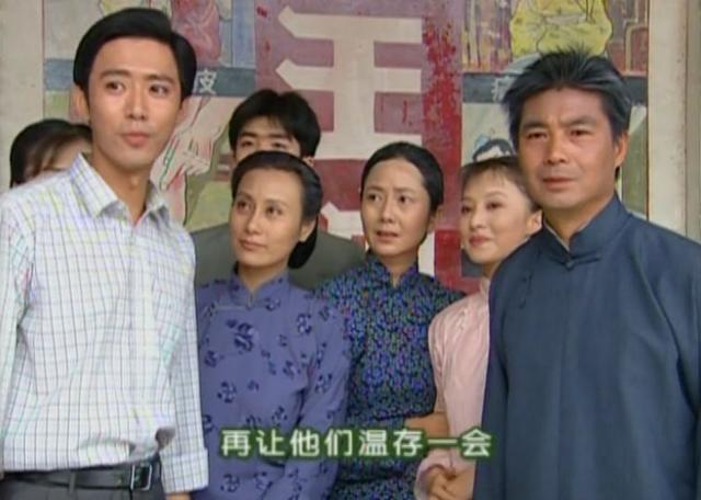 车祸后躺在地上吻,拔掉氧气管还要吻,国产剧花式吻戏智商在哪?