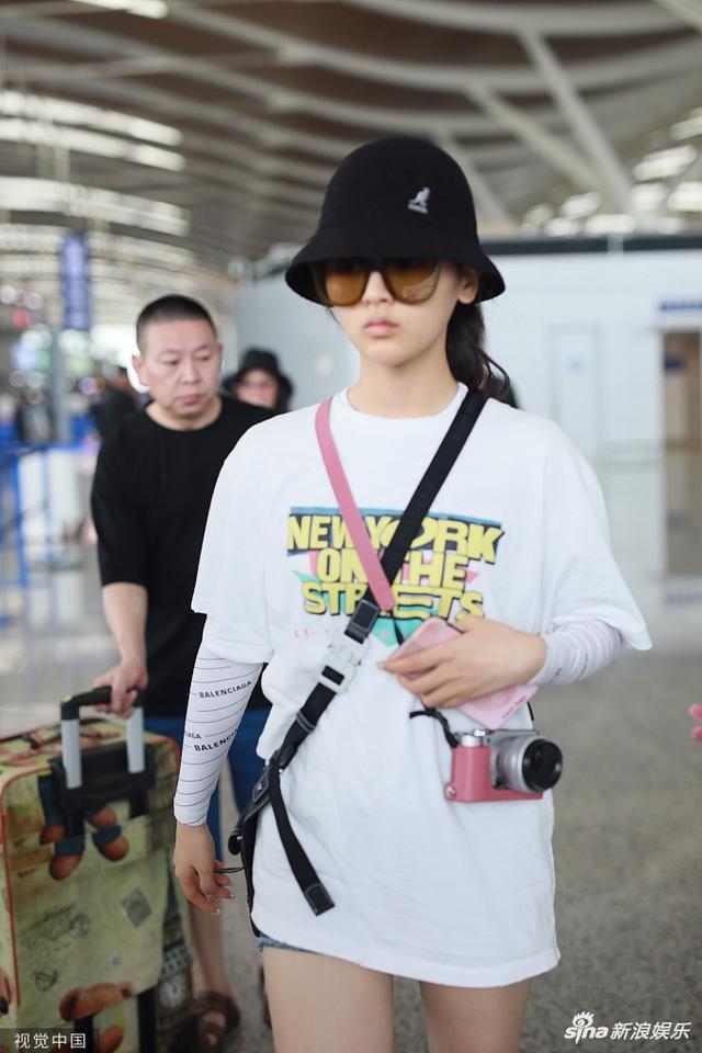杨超越穿着清凉 戴渔夫帽遮面难掩素颜丽质