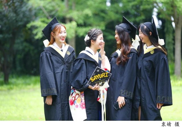 越来越小的孩子出国留学,该怎么帮助他们树立正确的价值观呢?