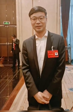 王迅当选四川文联副主席!西装革履变帅气,娶小18岁娇妻婚姻幸福