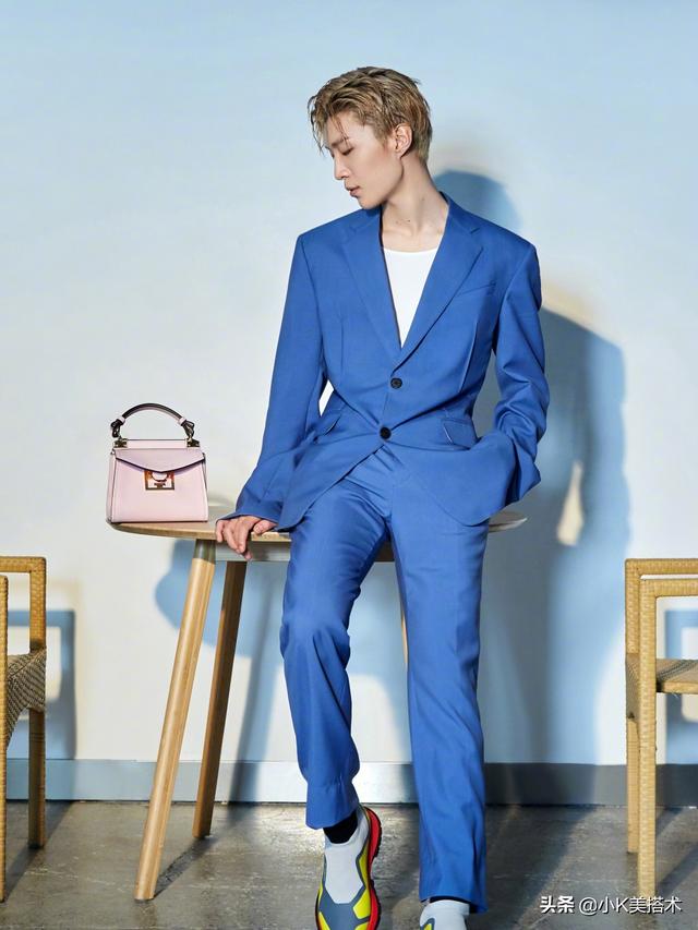 范丞丞和肖战,都是183cm,同穿一身蓝色西装,气场却大不一样