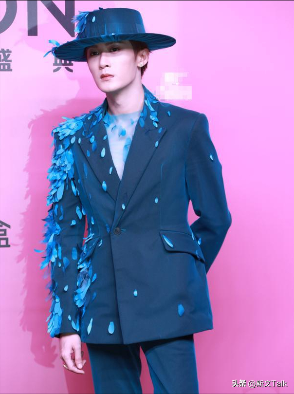 深圳这一夜,赵露思、林允的胸,虞书欣的臀,都败给了朱珠的深V