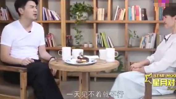 雷佳音罕秀恩爱,外出逛街帮老婆背包,8岁女儿身高优越有气质