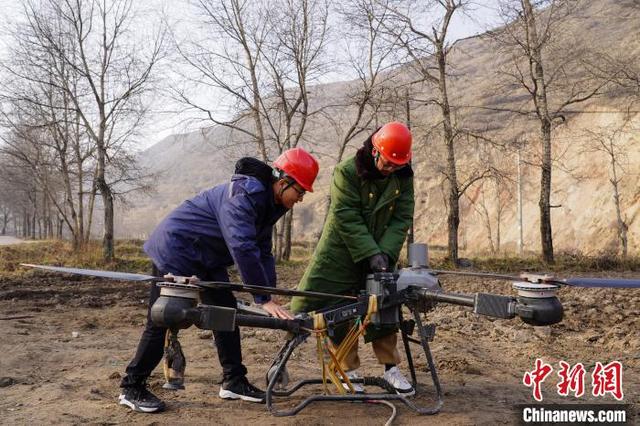青海西宁电网建设工作由地面运输转向空中运输