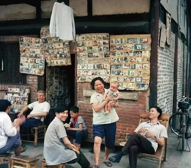 我和继母儿子没血缘关系,他打工挣钱供我读书,如今我百倍回报他