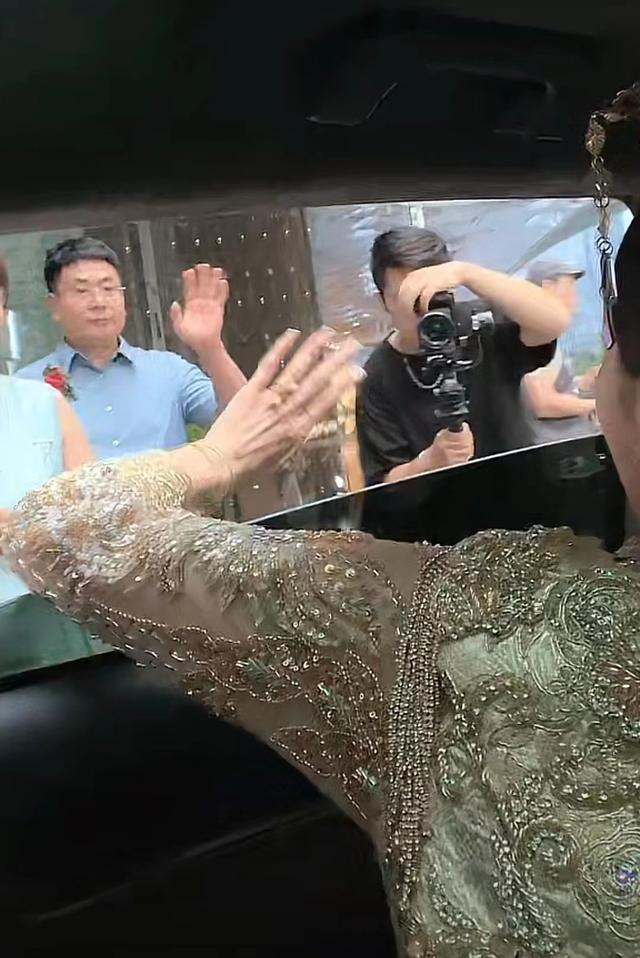 网红情侣志扬越心结婚!婚礼温馨精致排场大,相恋6年颜值很般配