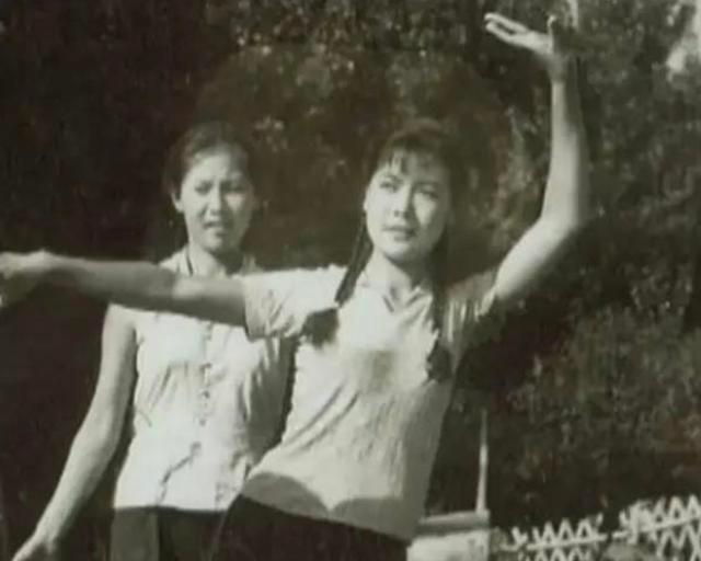 杨雅琴:八一厂花旦,《苦菜花》美丽娟子,葬礼上两任丈夫都不来