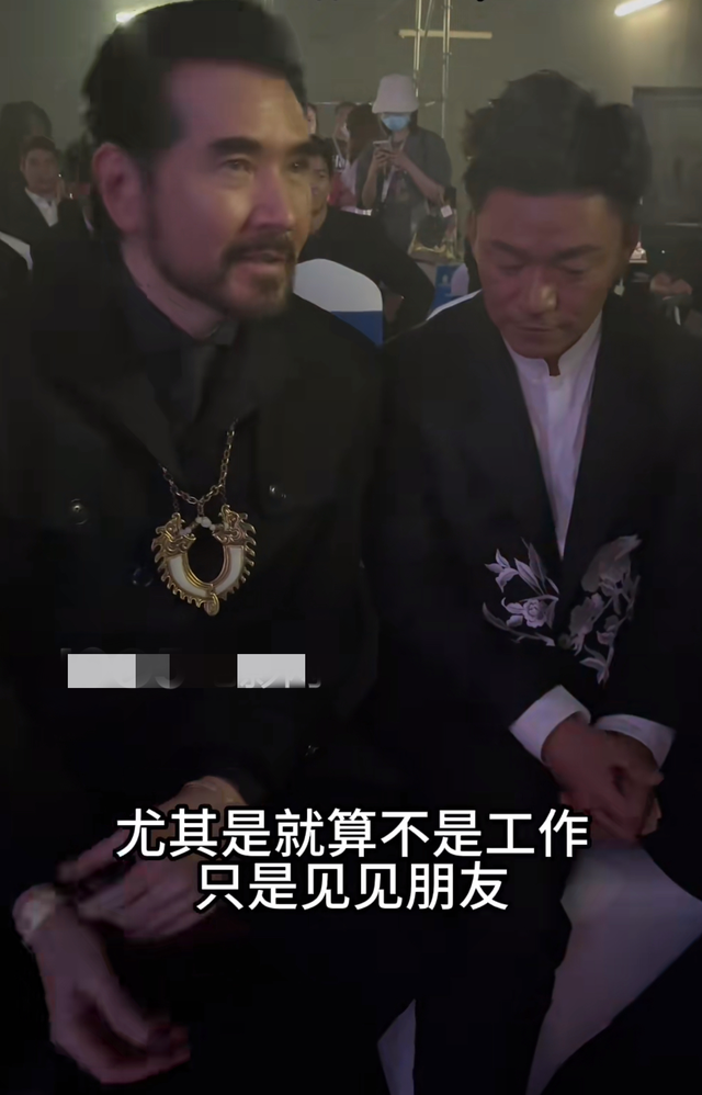 62岁费翔首回应美国国籍,诚挚发言获满堂喝彩,长居英国生活潇洒
