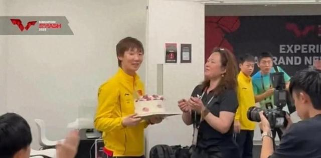大头又调皮了,在曼玉过生日的时候,他在旁边拼命鼓掌
