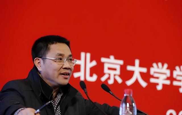 北大“屠夫”:卖猪身价百亿,送乡亲200多套别墅,却说不敢回家