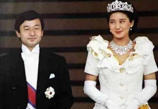 这就是夫妻相的强大,雅子妃跟德仁26年,就知道两人现在有多像