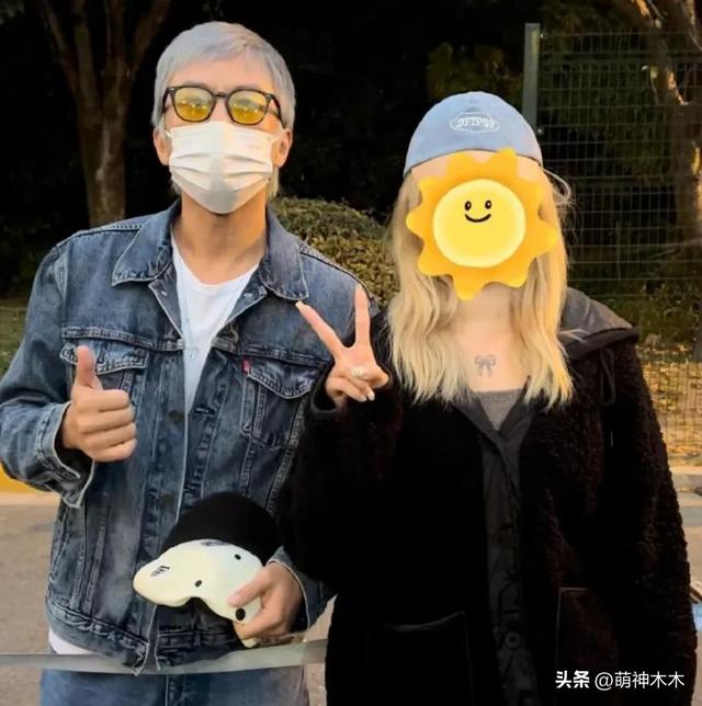 45岁邓超看儿子打球被偶遇,胡子花白显沧桑,知情人曝白发原因