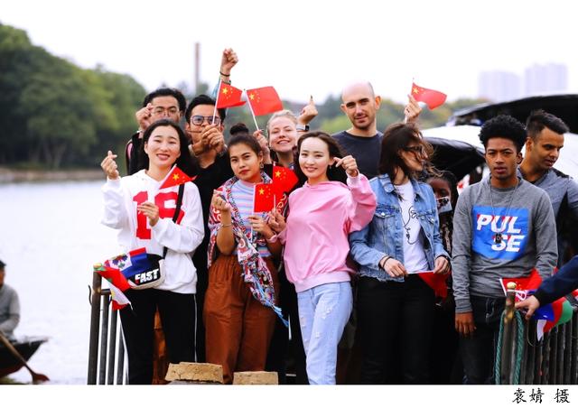 越来越小的孩子出国留学,该怎么帮助他们树立正确的价值观呢?