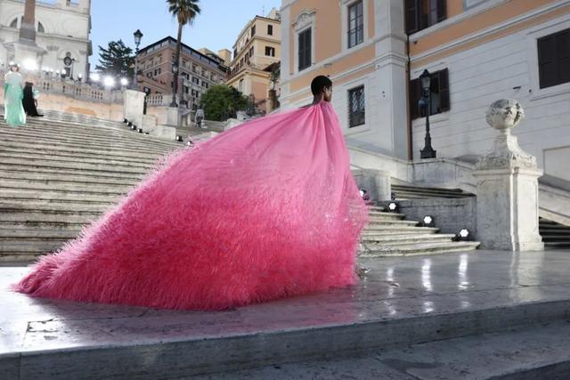 非主流男模登上 VALENTINO 时尚秀场,终于获得了主流的认可