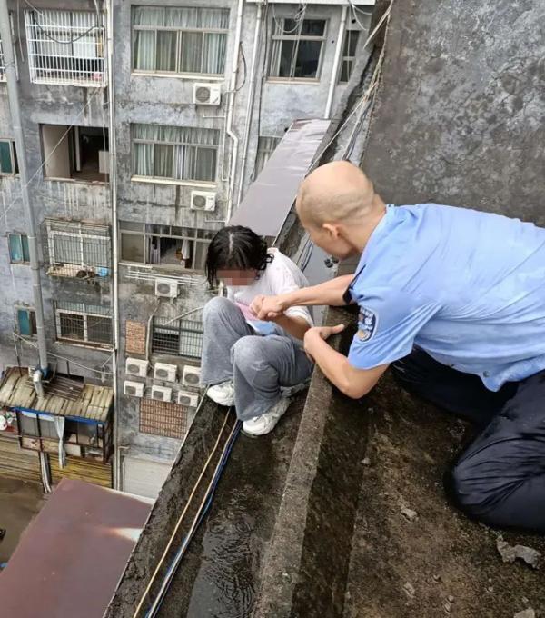 6楼楼顶女孩要跳楼,大声哭喊!民警这一跪,令人肃然起敬