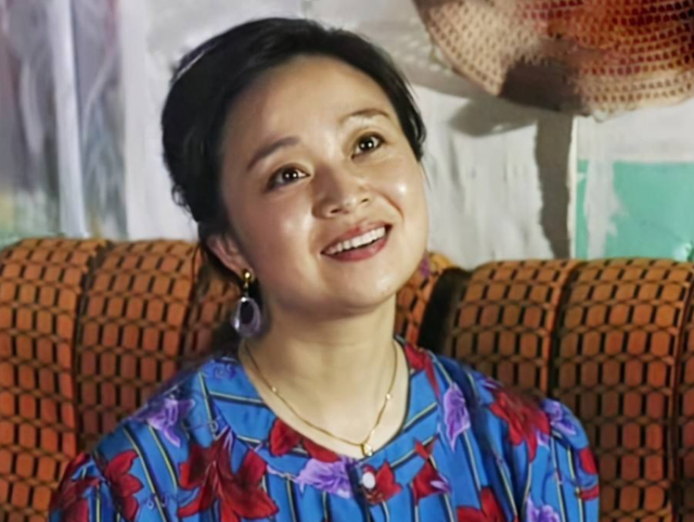 刘莉莉:30多岁相亲嫁圈外人,为家庭放弃事业,如今女儿成她骄傲