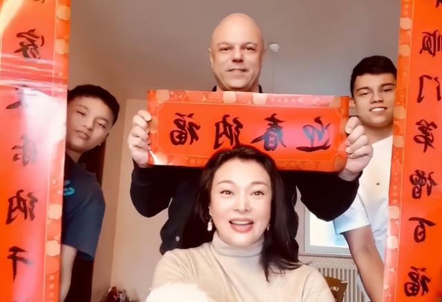 湖北演员史可,二婚远嫁大9岁瑞士亿万富翁,年轻时艳压巩俐!