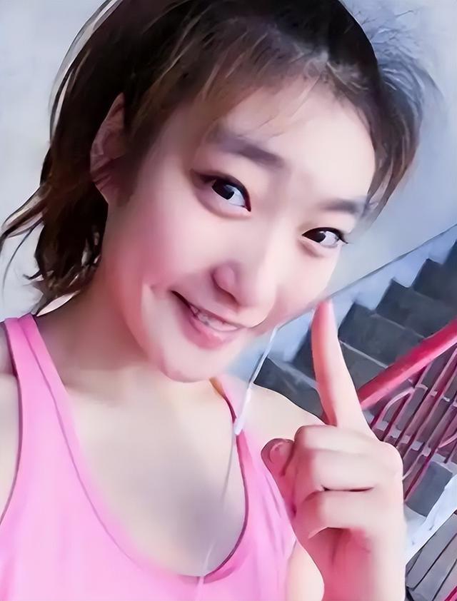 李梦过年太接地气了,手提一袋米回老家过年,低调的不像明星