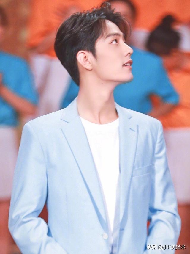 范丞丞和肖战,都是183cm,同穿一身蓝色西装,气场却大不一样