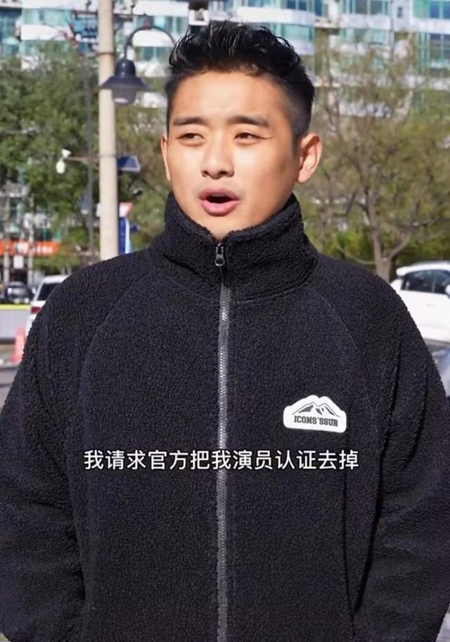 娱圈底层演员现状,陪母街头卖菜,结不起婚,租不起房,治不起病