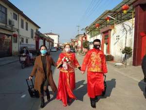 厦门新娘(没有车队、婚宴……新郎独自开车接新娘，“不想错过最重要的约定”)