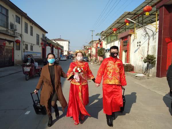 没有车队、婚宴……新郎独自开车接新娘,“不想错过最重要的约定”